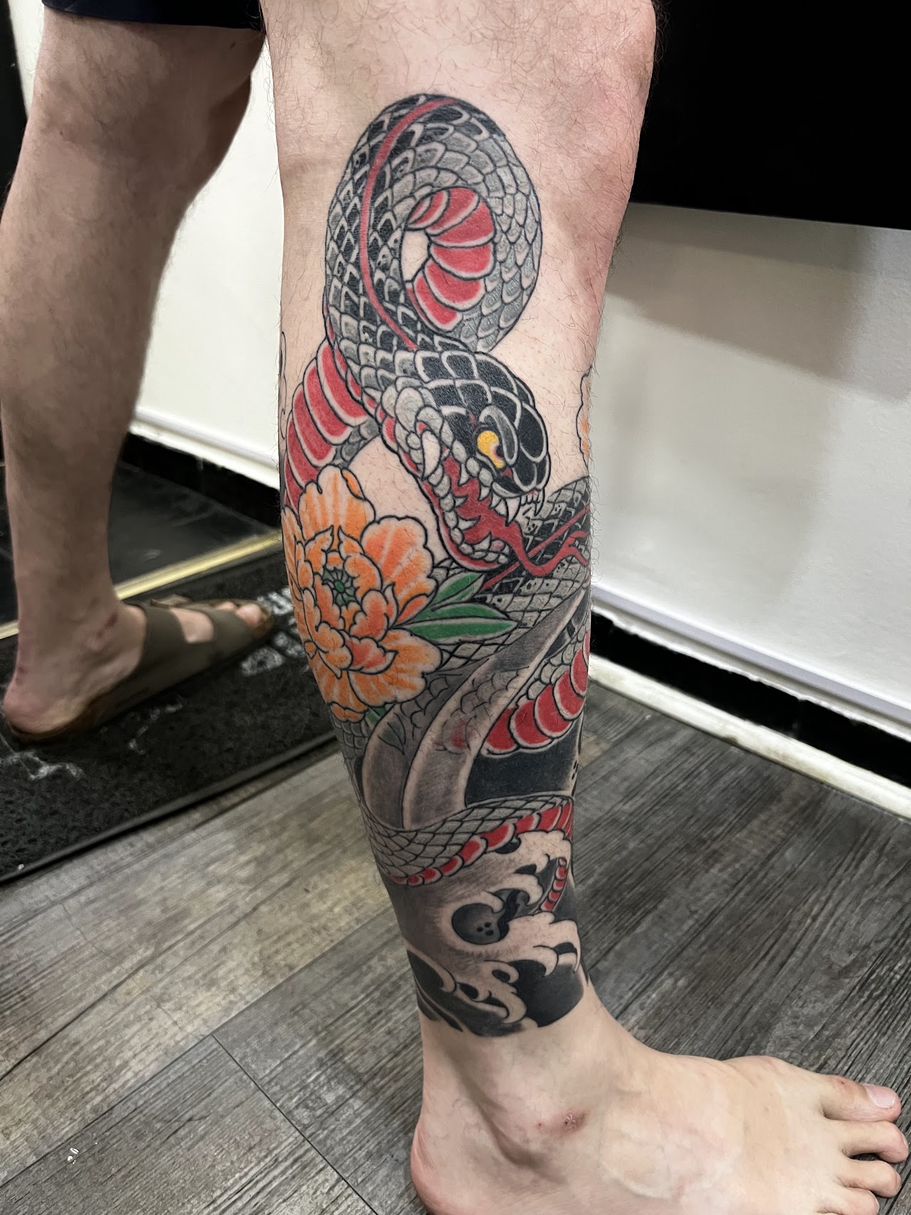 Tatuaje japonés de serpiente a color realizado en The Underworld Tattoo