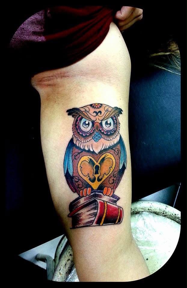 Tatuaje de búho old school a color