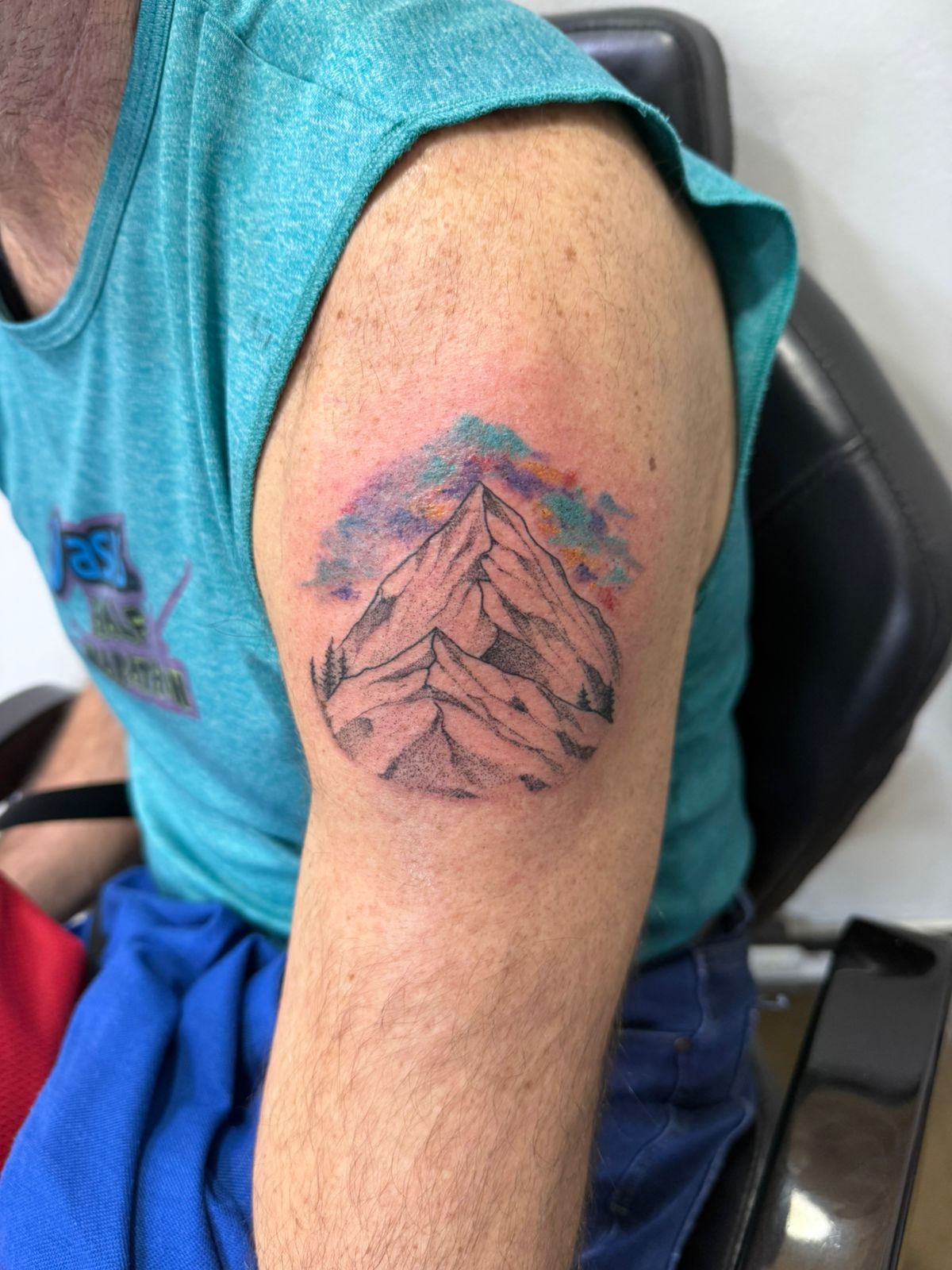 Tatuaje de montañas en acuarela
